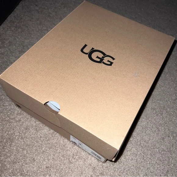 UGG Fluffita - Picture 9 of 11